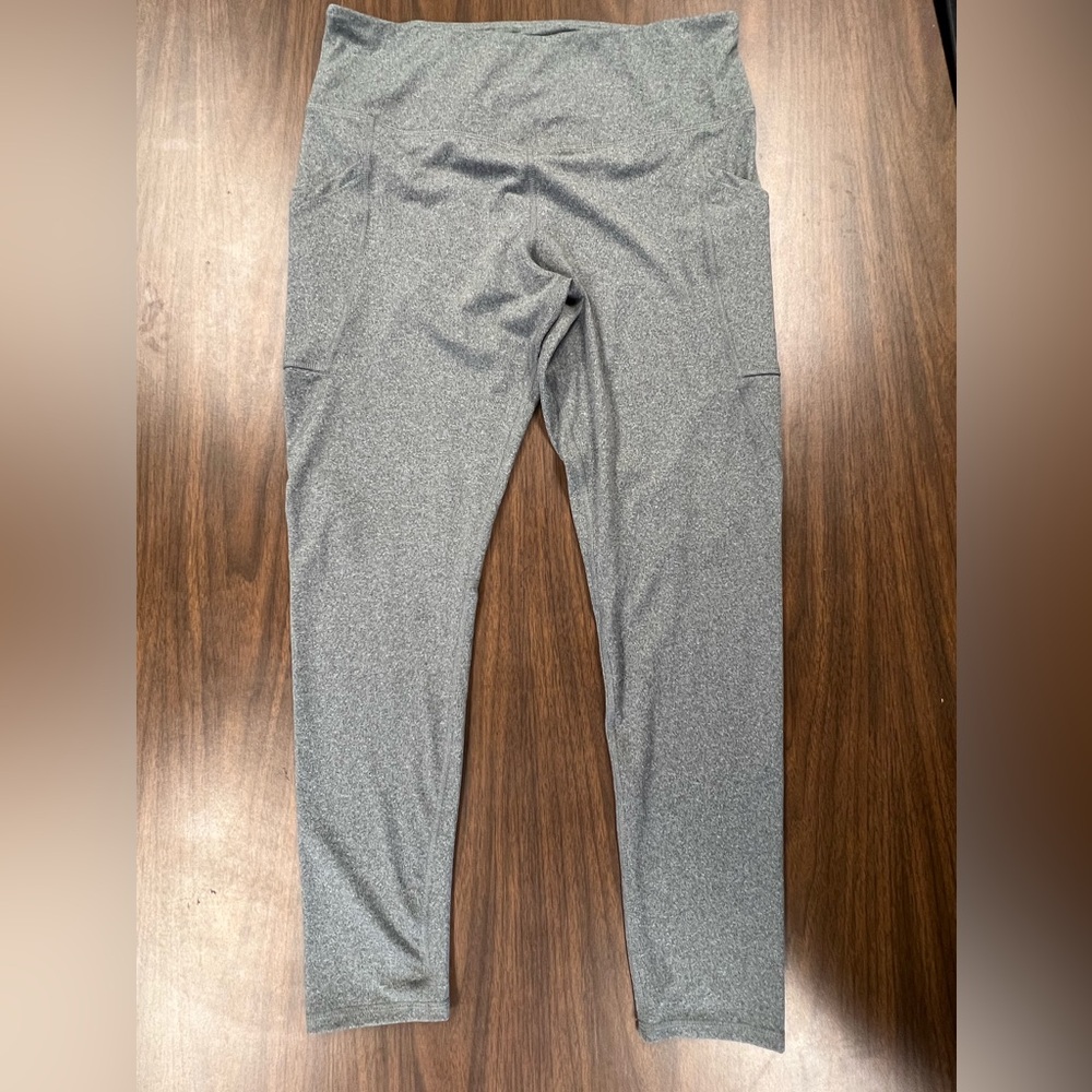 Women’s SO Gray High-Waisted Leggings with dual pockets. XL